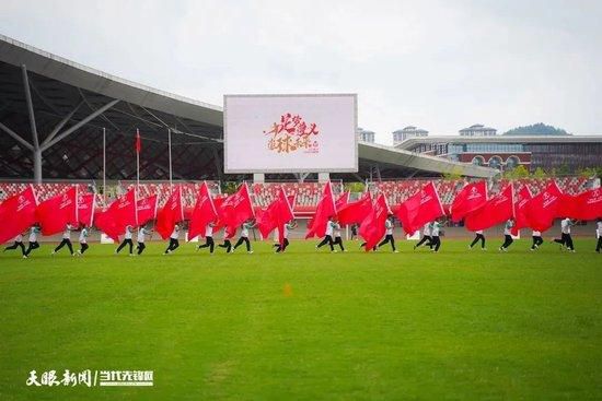 近年来的《黑白迷宫》中，陈小春再次饰演了黑道人物，然而，成熟稳健的演技让那个行走在黑白之间的人物丰满立体